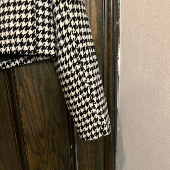 Chic wool cropped houndstooth blazer. Perfect condition. - Picture 5 of 5